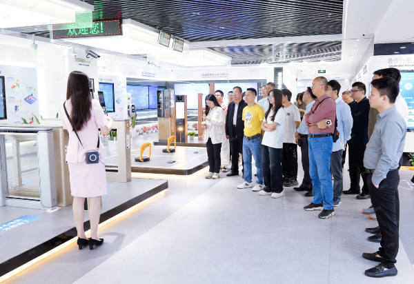 参观捷顺科技“链接无限 智慧空间”展厅 图片1.png